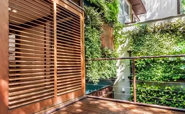 Lam Nhôm Kết Hợp Thiết Kế Biophilic: Mang Thiên Nhiên Vào Kiến Trúc Hiện Đại